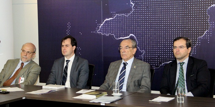 Da esq. p/dir.: o secretário adjunto da Secretaria de Estado de Planejamento e Gestão de Minas Gerais (Seplag), Cecsar Cristiano de Lima; o procurador-geral do MPCMG, Daniel de Carvalho Guimarães; o atual presidente do IRB e conselheiro do TCEMG, Sebastião Helvecio e o seu sucessor na Presidência do IRB e conselheiro do TCEPR, Ivan Bonilha (Foto: Karina Camargos Coutinho)
